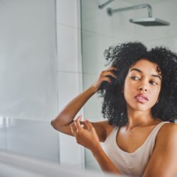 Descubra Como Diminuir Frizz No Cabelo Cacheado